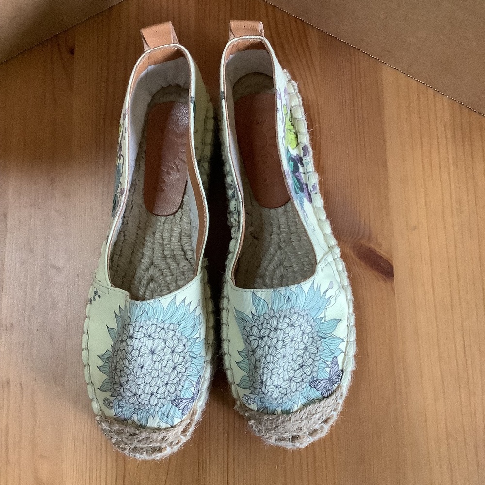 Sundias Canvas Floral Espadrilles